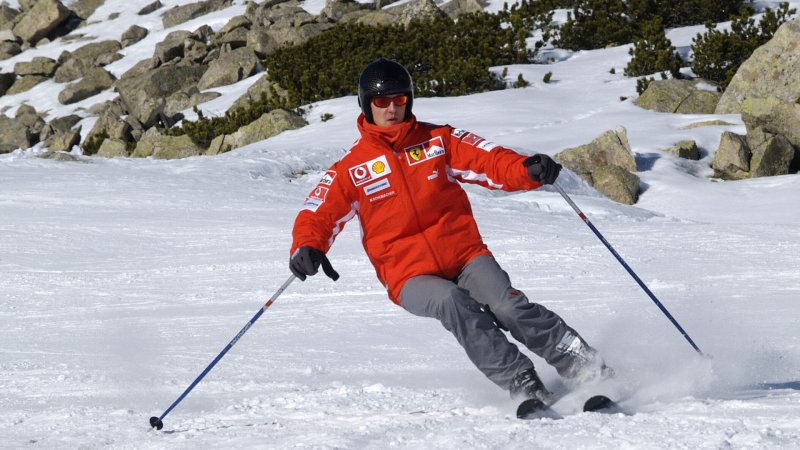 MADONNA DI CAMPIGLIO, ITALY: German Ferrari driver Michael Schumacher skies in the winter resort of Madonna di Campiglio, in the Dolomites area, northern Italy, 13 January 2005. Schumacher takes part in the traditionnal Ferrari winter meeting with the press. AFP PHOTO / Ferrari Press Office (Photo credit should read FERRARI PRESS OFFICE/AFP via Getty Images)